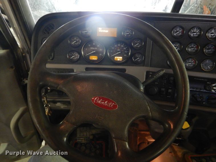 image for item DI5631 2017 Peterbilt 389  semi truck