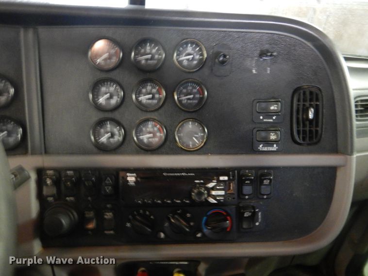 image for item DI5631 2017 Peterbilt 389  semi truck