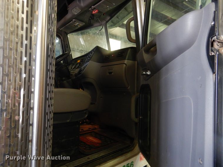 image for item DI5631 2017 Peterbilt 389  semi truck