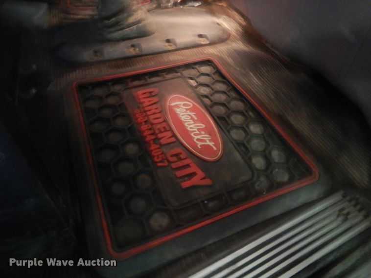 image for item DI5631 2017 Peterbilt 389  semi truck