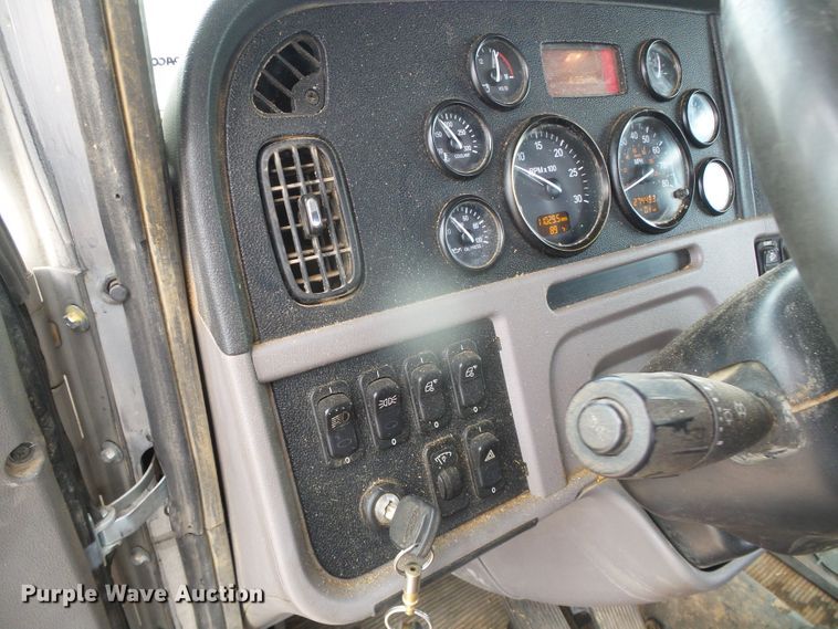 image for item DI5631 2017 Peterbilt 389  semi truck