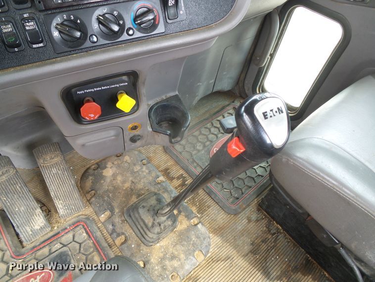 image for item DI5631 2017 Peterbilt 389  semi truck