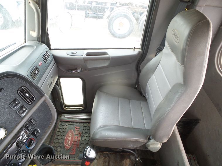 image for item DI5631 2017 Peterbilt 389  semi truck