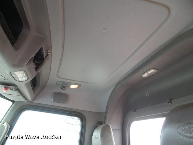 image for item DI5631 2017 Peterbilt 389  semi truck