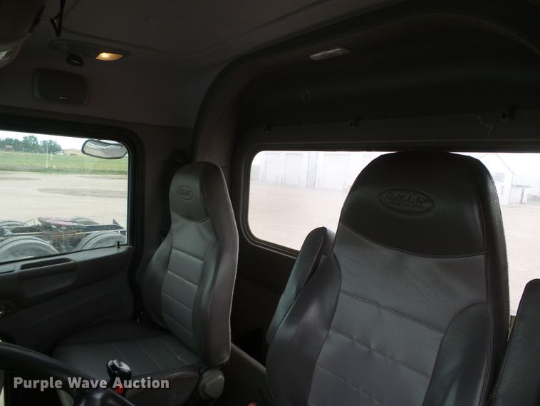 image for item DI5631 2017 Peterbilt 389  semi truck