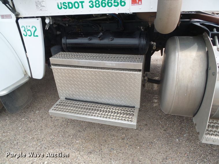 image for item DI5631 2017 Peterbilt 389  semi truck