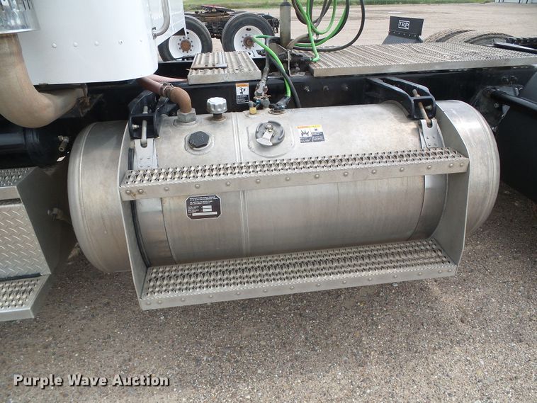 image for item DI5631 2017 Peterbilt 389  semi truck