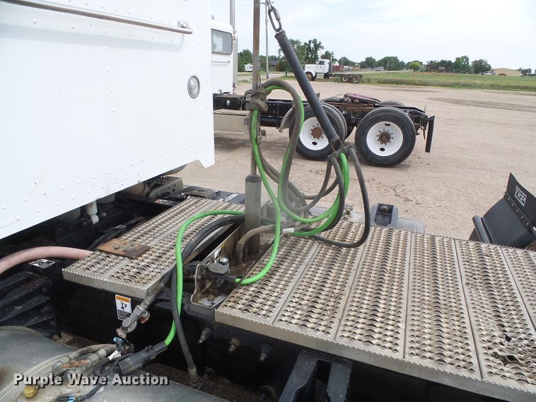 image for item DI5631 2017 Peterbilt 389  semi truck