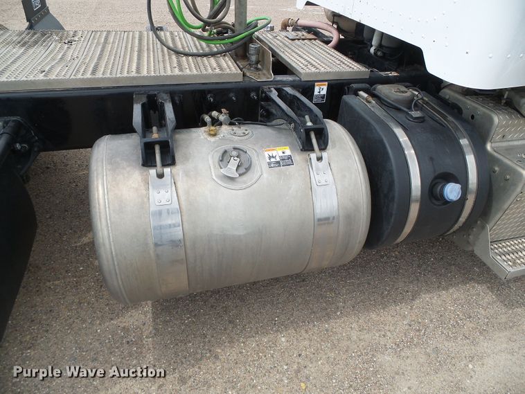 image for item DI5631 2017 Peterbilt 389  semi truck