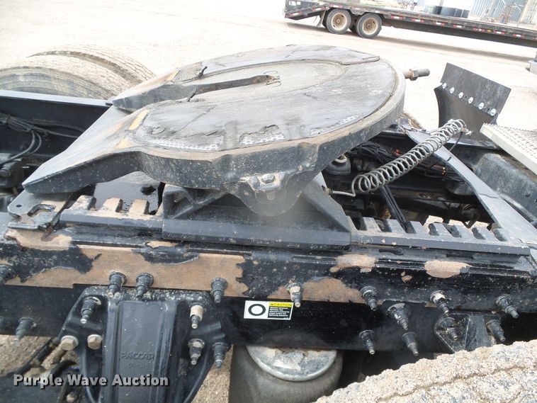 image for item DI5631 2017 Peterbilt 389  semi truck