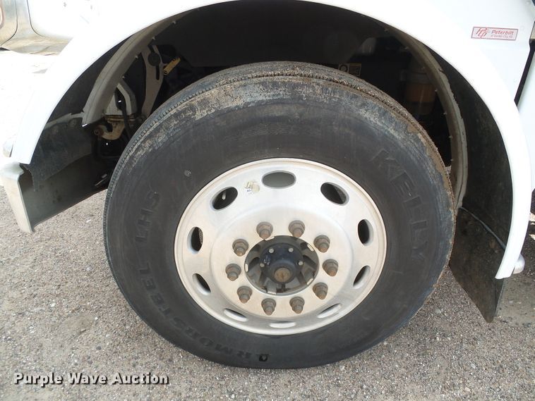 image for item DI5631 2017 Peterbilt 389  semi truck