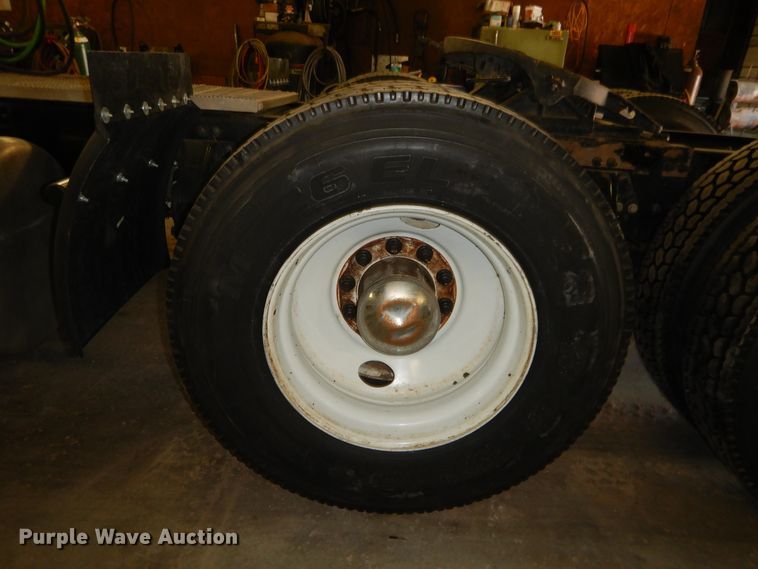 image for item DI5631 2017 Peterbilt 389  semi truck