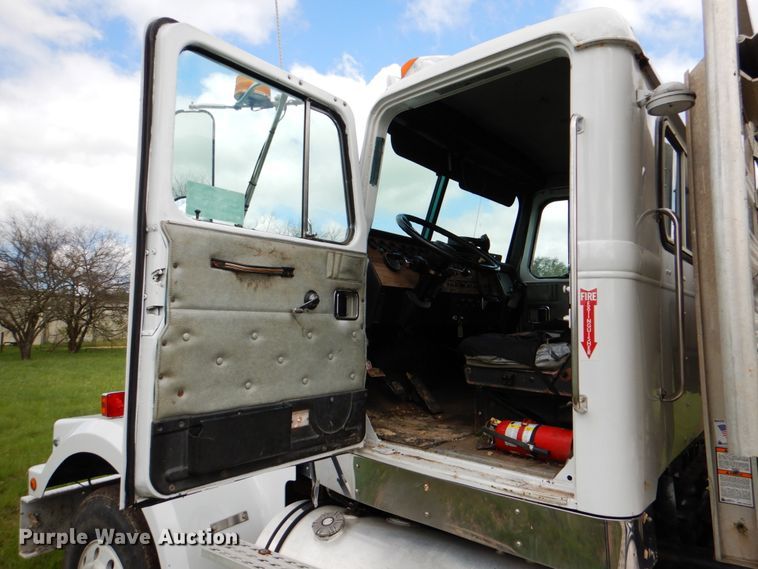 image for item DJ0778 1996 Western Star 4964F  semi truck