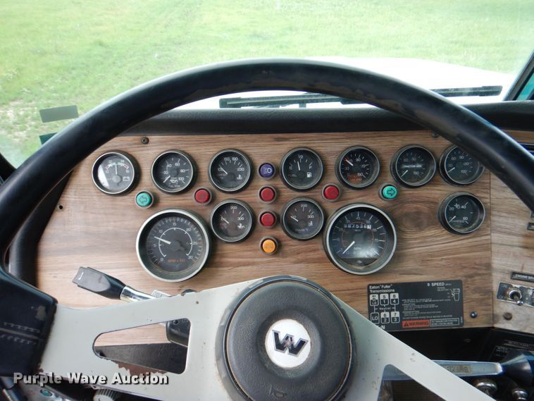 image for item DJ0778 1996 Western Star 4964F  semi truck