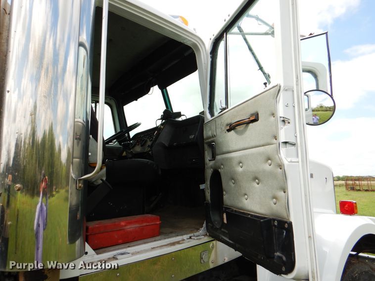 image for item DJ0778 1996 Western Star 4964F  semi truck