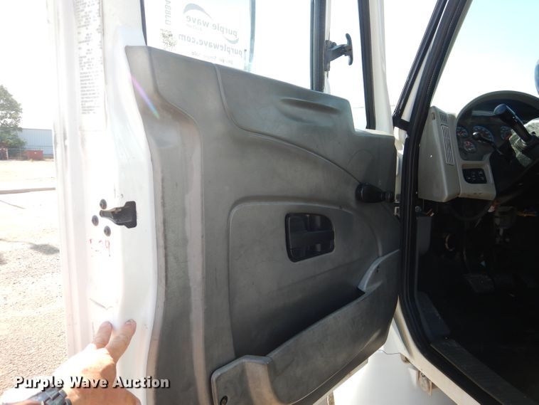 image for item DJ8845 2011 International DuraStar 4400  winch truck