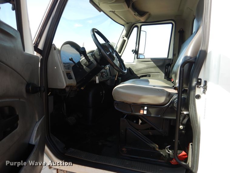 image for item DJ8845 2011 International DuraStar 4400  winch truck