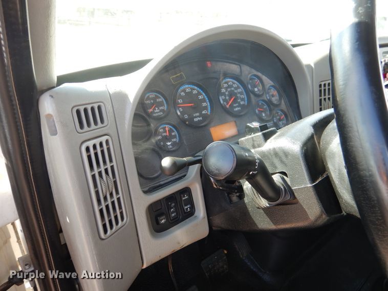 image for item DJ8845 2011 International DuraStar 4400  winch truck