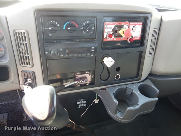 image for item DJ8845 2011 International DuraStar 4400  winch truck