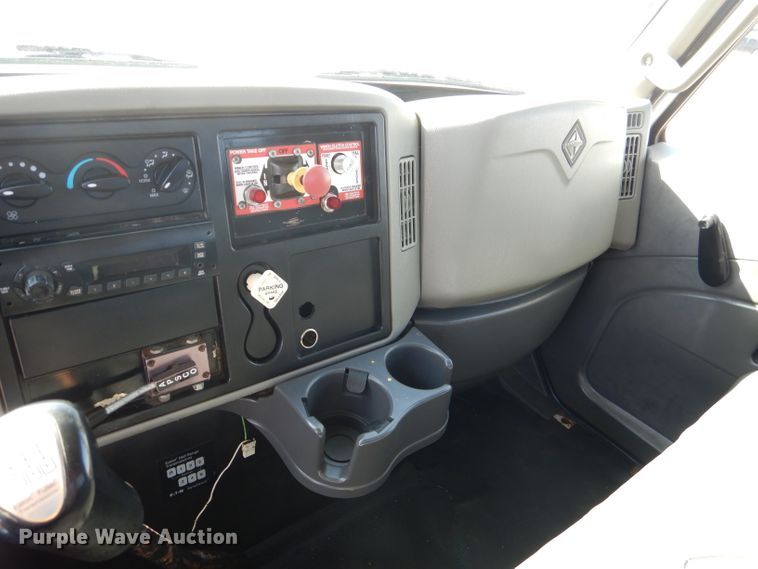 image for item DJ8845 2011 International DuraStar 4400  winch truck