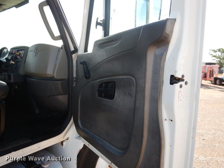 image for item DJ8845 2011 International DuraStar 4400  winch truck