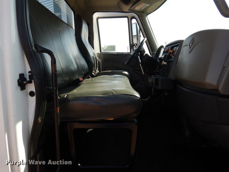 image for item DJ8845 2011 International DuraStar 4400  winch truck