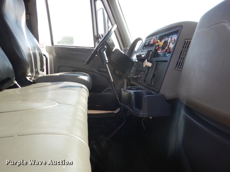 image for item DJ8845 2011 International DuraStar 4400  winch truck