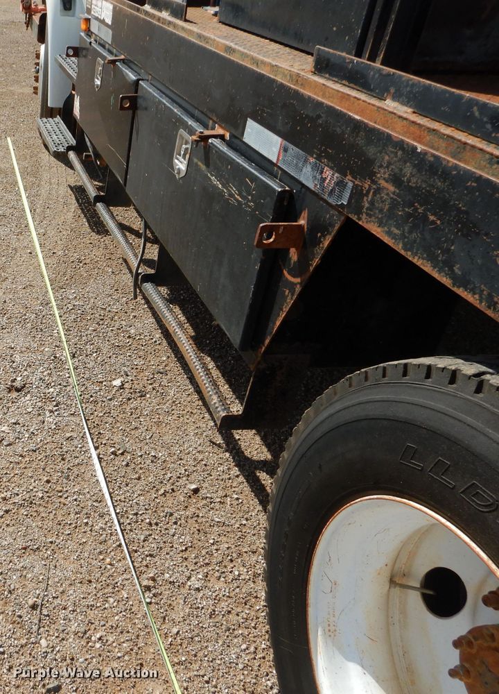 image for item DJ8845 2011 International DuraStar 4400  winch truck