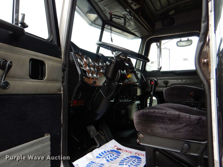 image for item DK5680 2000 Peterbilt 378  semi truck