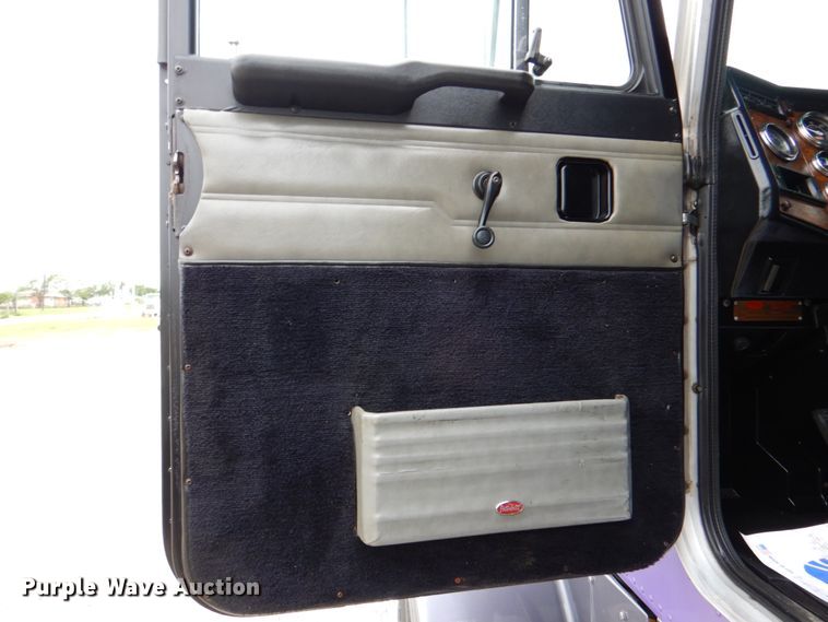 image for item DK5680 2000 Peterbilt 378  semi truck