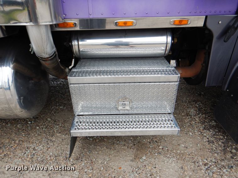 image for item DK5680 2000 Peterbilt 378  semi truck