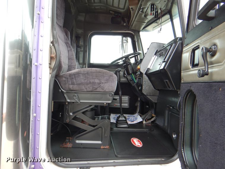 image for item DK5680 2000 Peterbilt 378  semi truck