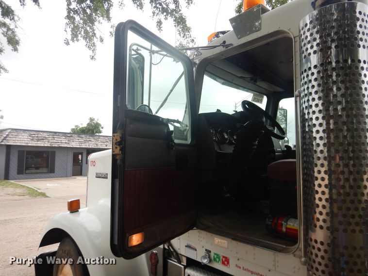 image for item DL0277 2006 Kenworth W900  semi truck