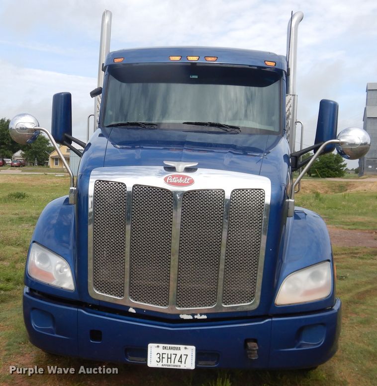 image for item DL0278 2013 Peterbilt 579  semi truck