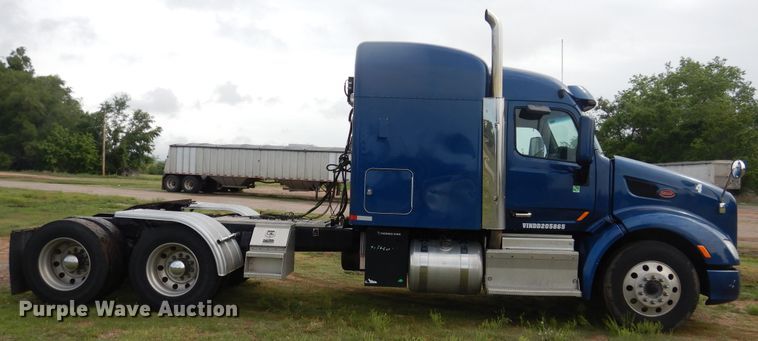 image for item DL0278 2013 Peterbilt 579  semi truck