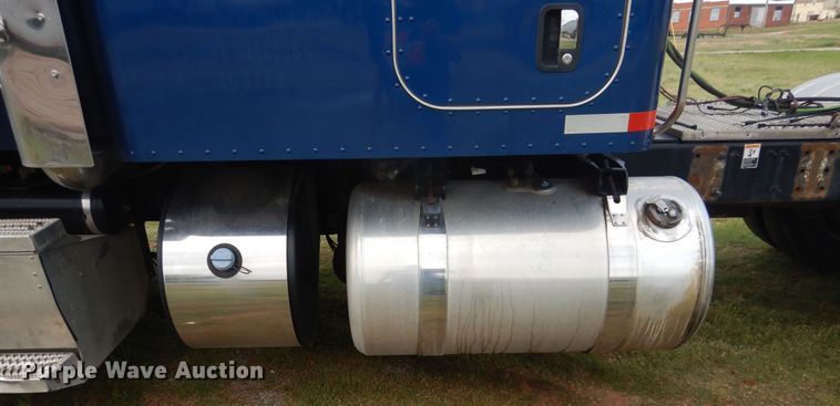 image for item DL0278 2013 Peterbilt 579  semi truck