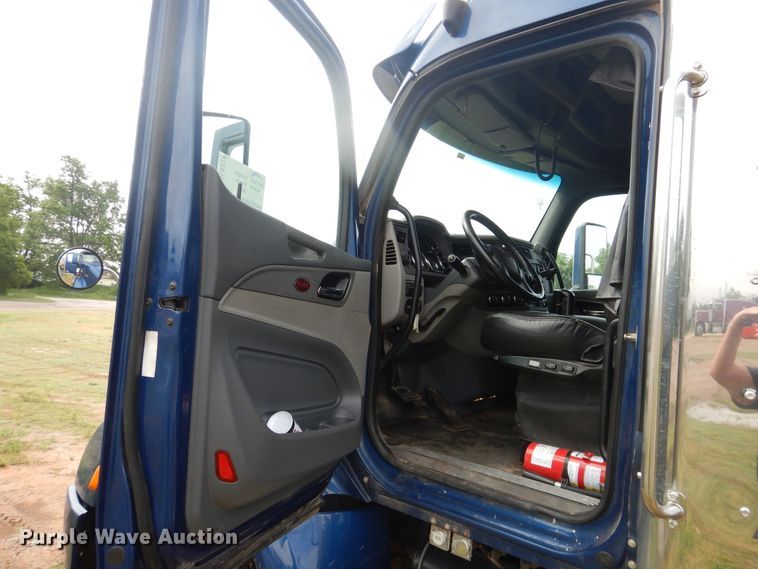 image for item DL0278 2013 Peterbilt 579  semi truck