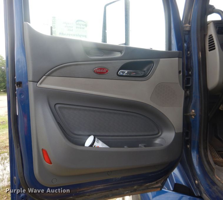 image for item DL0278 2013 Peterbilt 579  semi truck