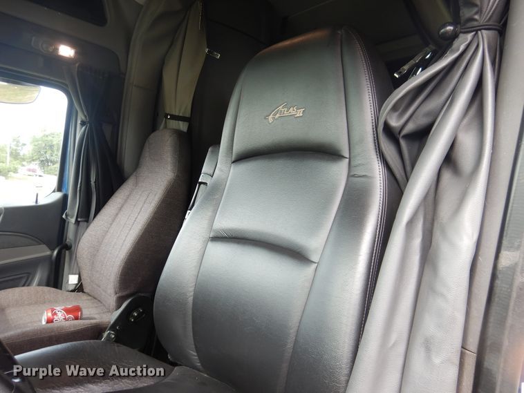 image for item DL0278 2013 Peterbilt 579  semi truck