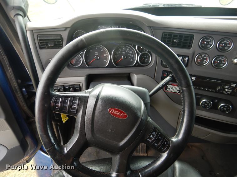 image for item DL0278 2013 Peterbilt 579  semi truck