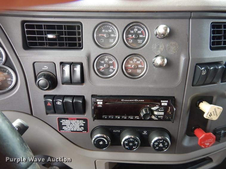 image for item DL0278 2013 Peterbilt 579  semi truck