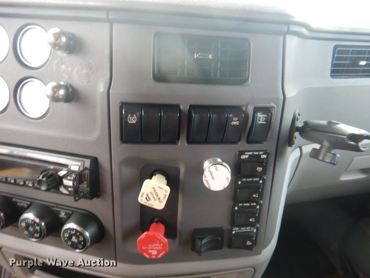 image for item DL0278 2013 Peterbilt 579  semi truck