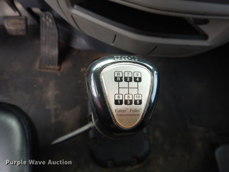 image for item DL0278 2013 Peterbilt 579  semi truck