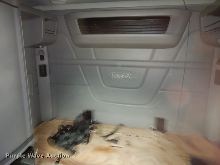 image for item DL0278 2013 Peterbilt 579  semi truck