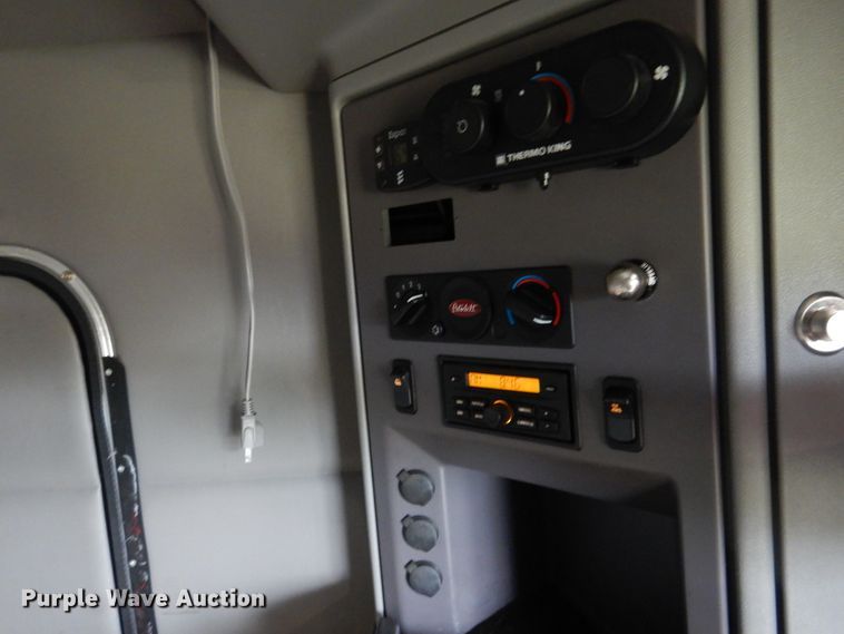 image for item DL0278 2013 Peterbilt 579  semi truck