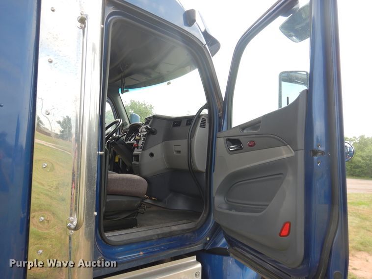 image for item DL0278 2013 Peterbilt 579  semi truck