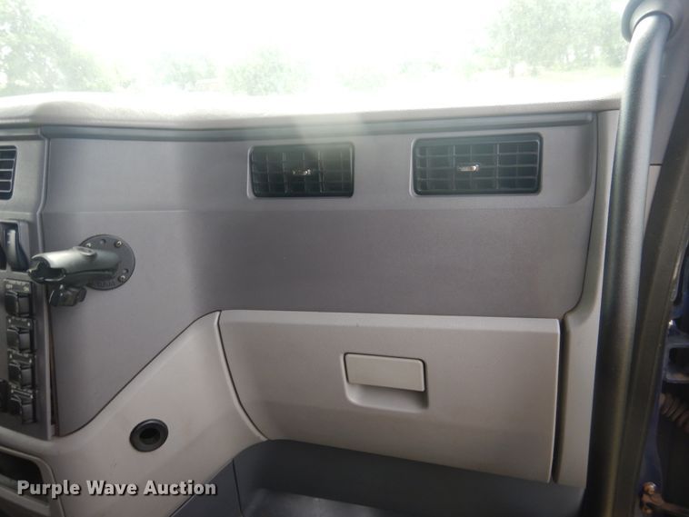 image for item DL0278 2013 Peterbilt 579  semi truck