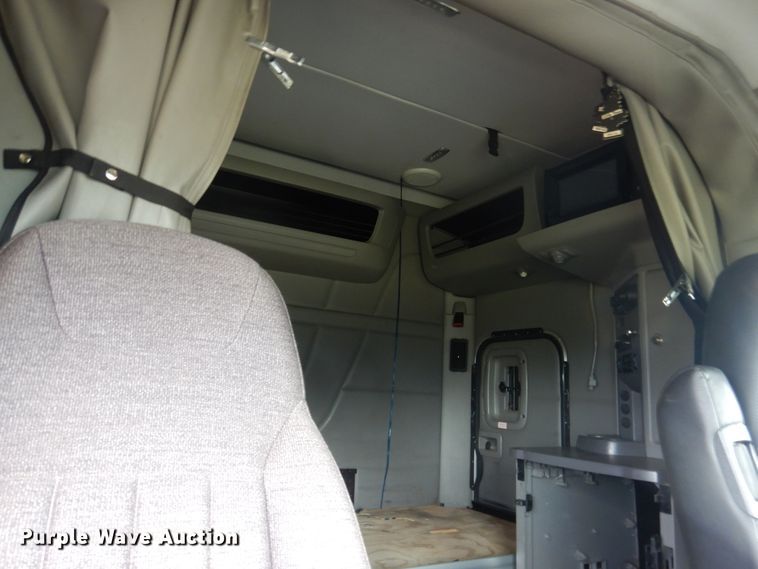 image for item DL0278 2013 Peterbilt 579  semi truck