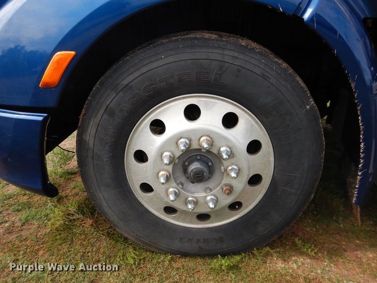 image for item DL0278 2013 Peterbilt 579  semi truck