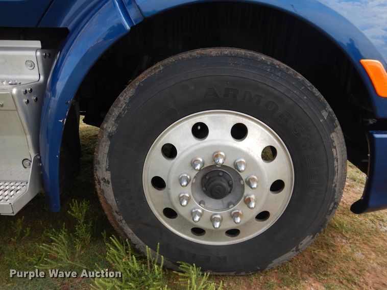 image for item DL0278 2013 Peterbilt 579  semi truck